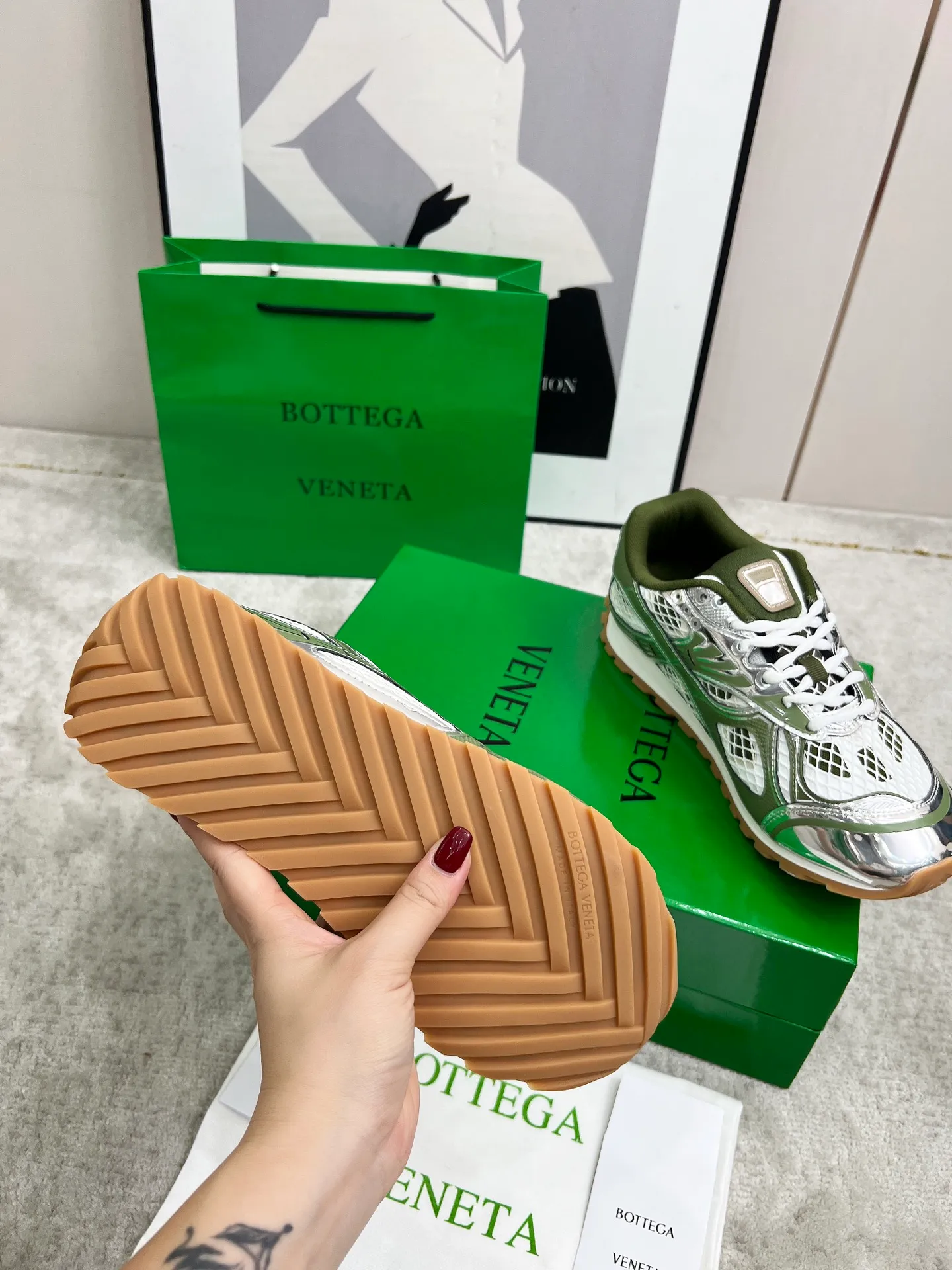 P540. Top version (couples model) Bottega Veneta Bottega Veneta 23ss autumn and winter show BV Orbit sneakers Wang Yibo's same style couples casual shoes dad shoes! Runner sneakers! Original purchase and development!  Made of original lightweight technical mesh fabric, the same as the original version! The process is complicated!  Paired with a rubber outsole designed with a geometric pattern, the high version of the Wang Zha series is actually much taller, but the legs still look slim. Very nice. Durable and playable, standard and version-matching shoe package technology, look for high-end versions. The original outsole is exclusively molded, and the color-blocked TPU outsole is used. The material and weight are the same as the original!  Size: #Female 35-41 (40 and 41 customized sizes are non-refundable) Male 39-45 (45 size customized are non-returnable and exchangeable)